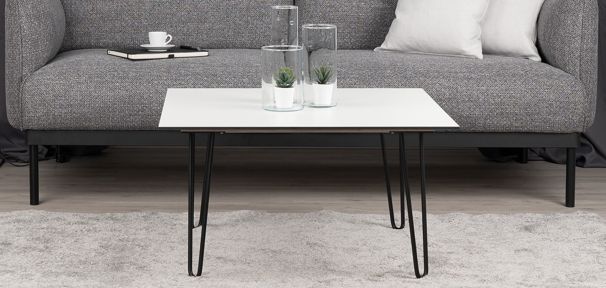 Welcher-eckige-Tisch-zu-Couch-grau-schwarz-braun