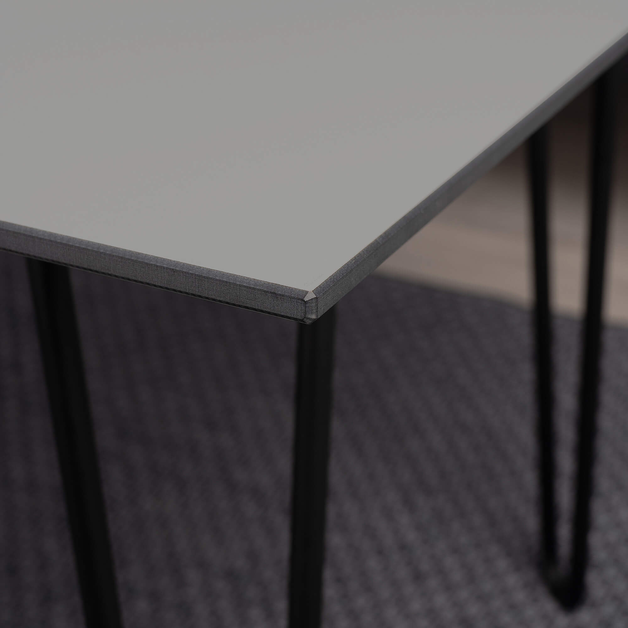 Nachttisch-Platte-schwebend-Hellgrau-matt-minimalistisch-modern